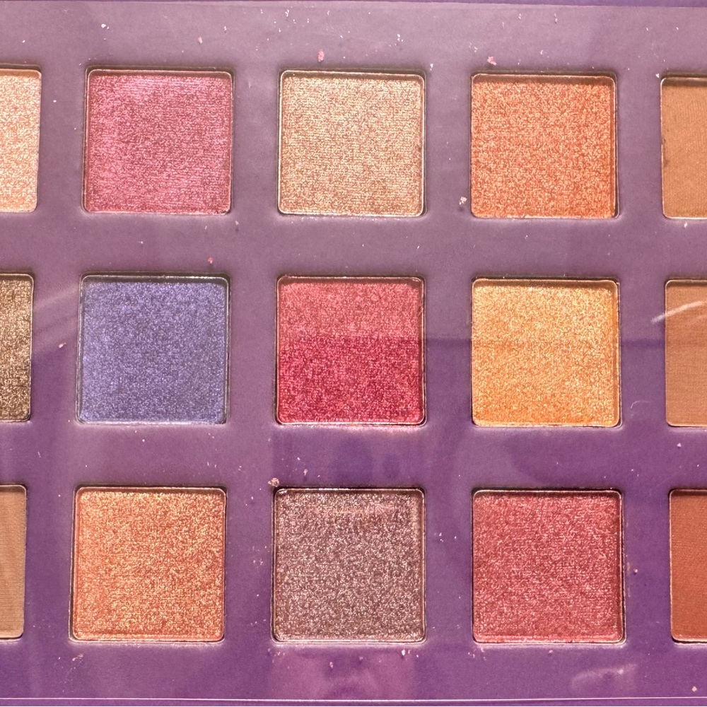 15-Color Eyeshadow Palette - Bold and Beautiful - Picture 2 of 2